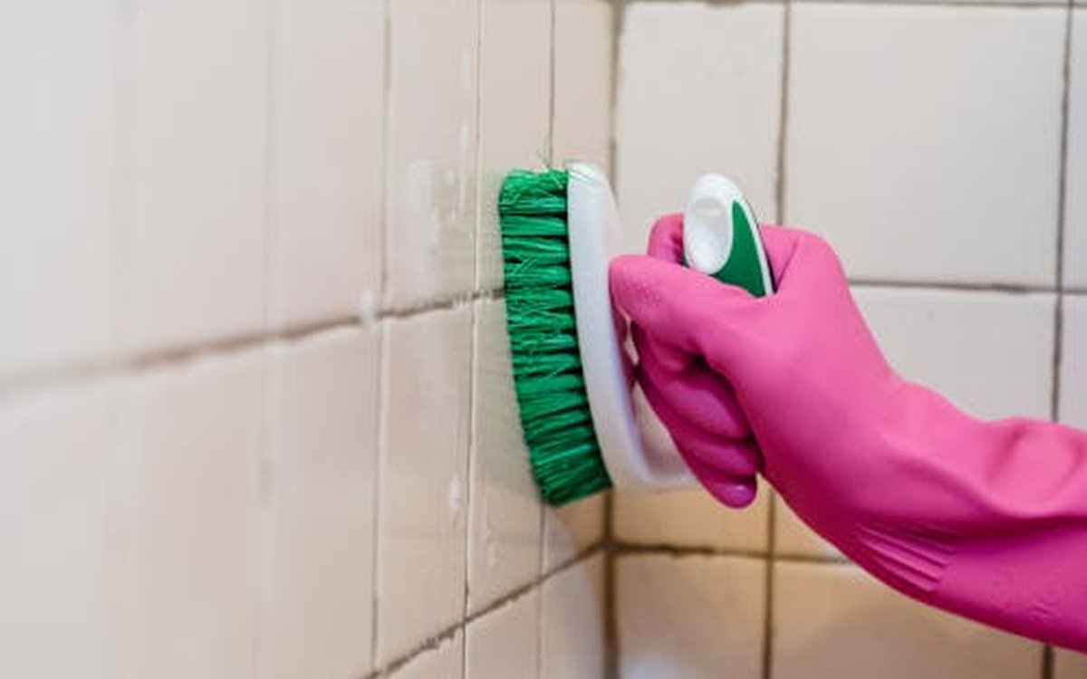Joints de carrelage noirs : la méthode qui fonctionne vraiment sans gratter pendant des heures