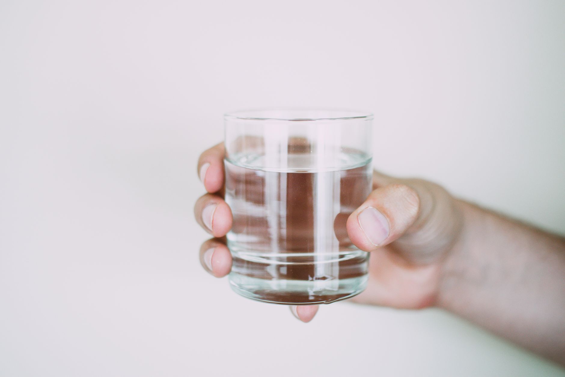Vous croyez boire assez : 7 signaux que votre corps dit non