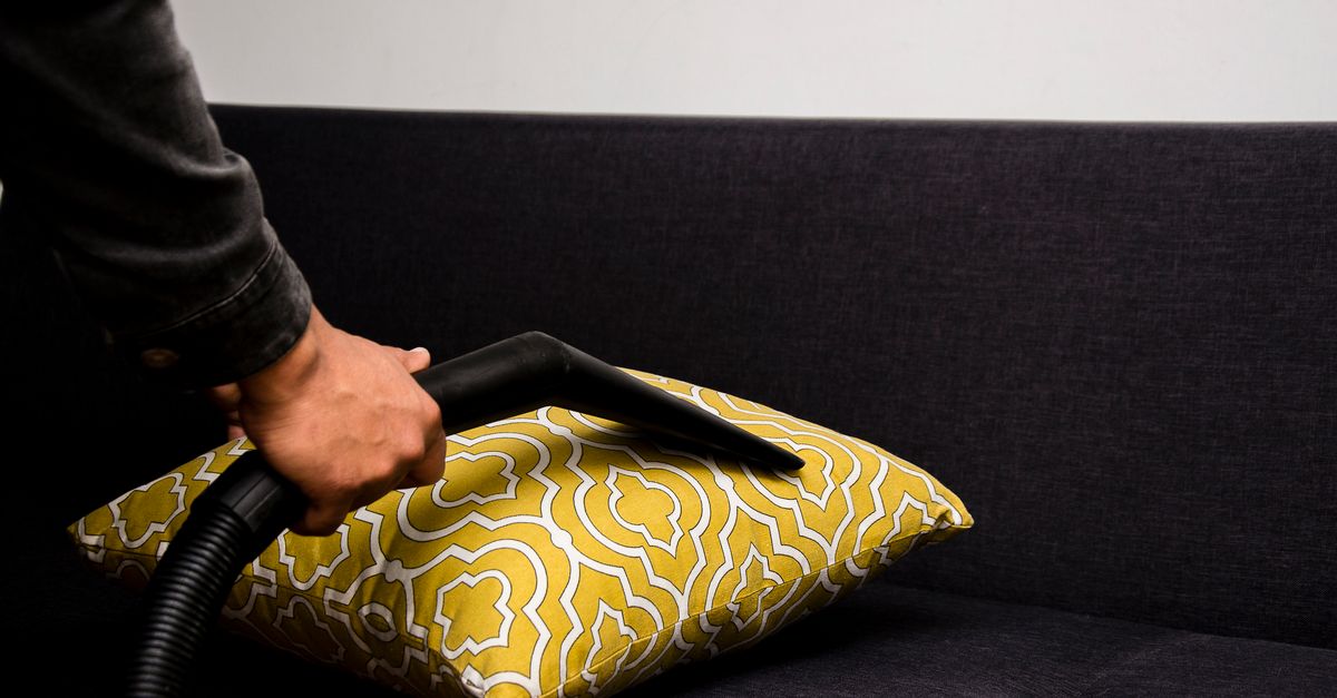 Enlever une tache sur un canapé en tissu : les méthodes selon le type de tache