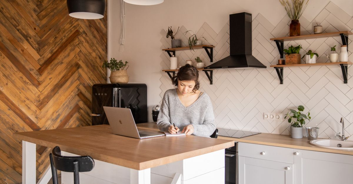 Micro-entrepreneur 2025 : plafonds et cotisations